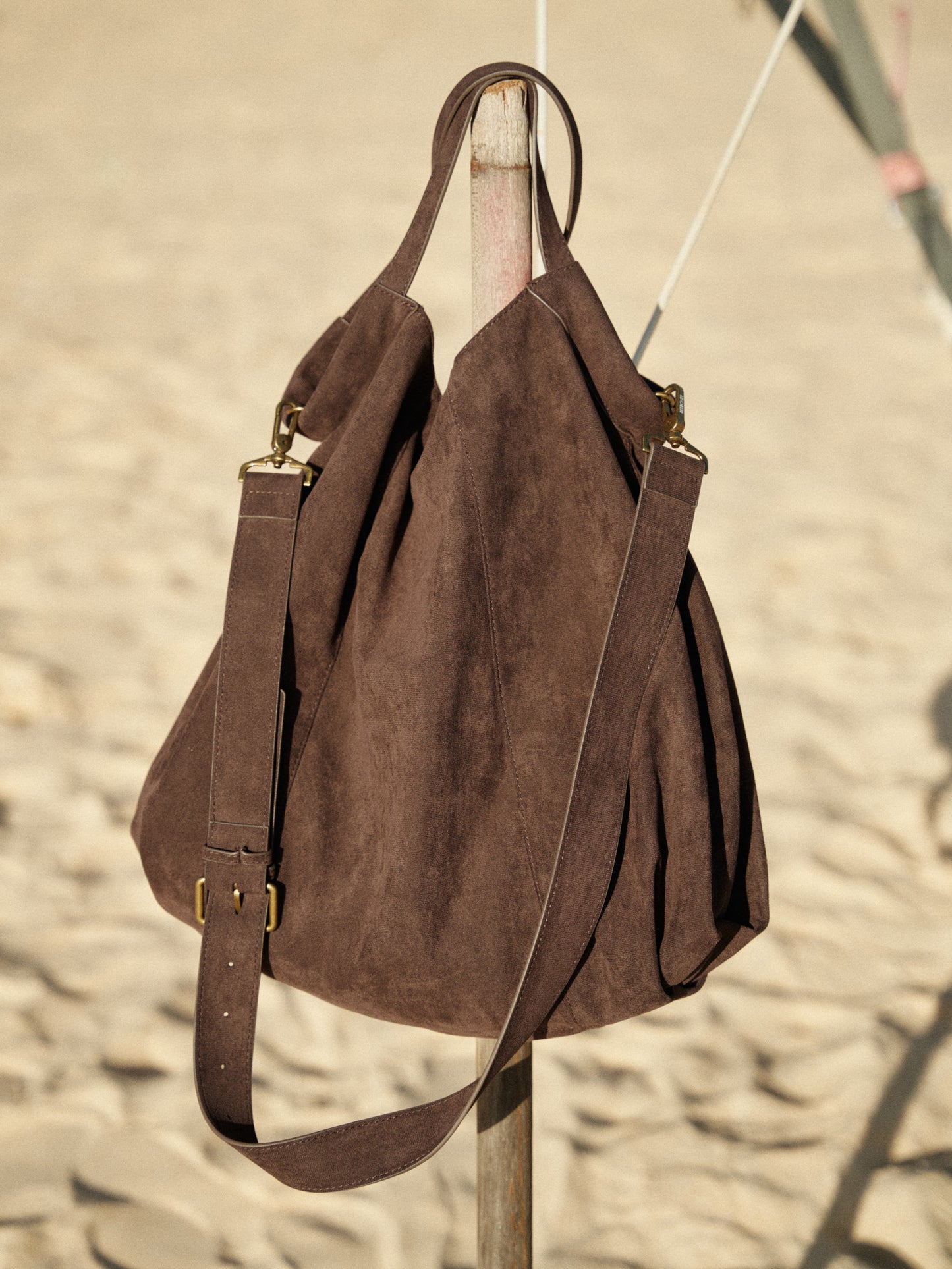 Retro21 R21 Dark brown three-dimensional pleated single-shoulder shell-shaped wandering bag, suede bag