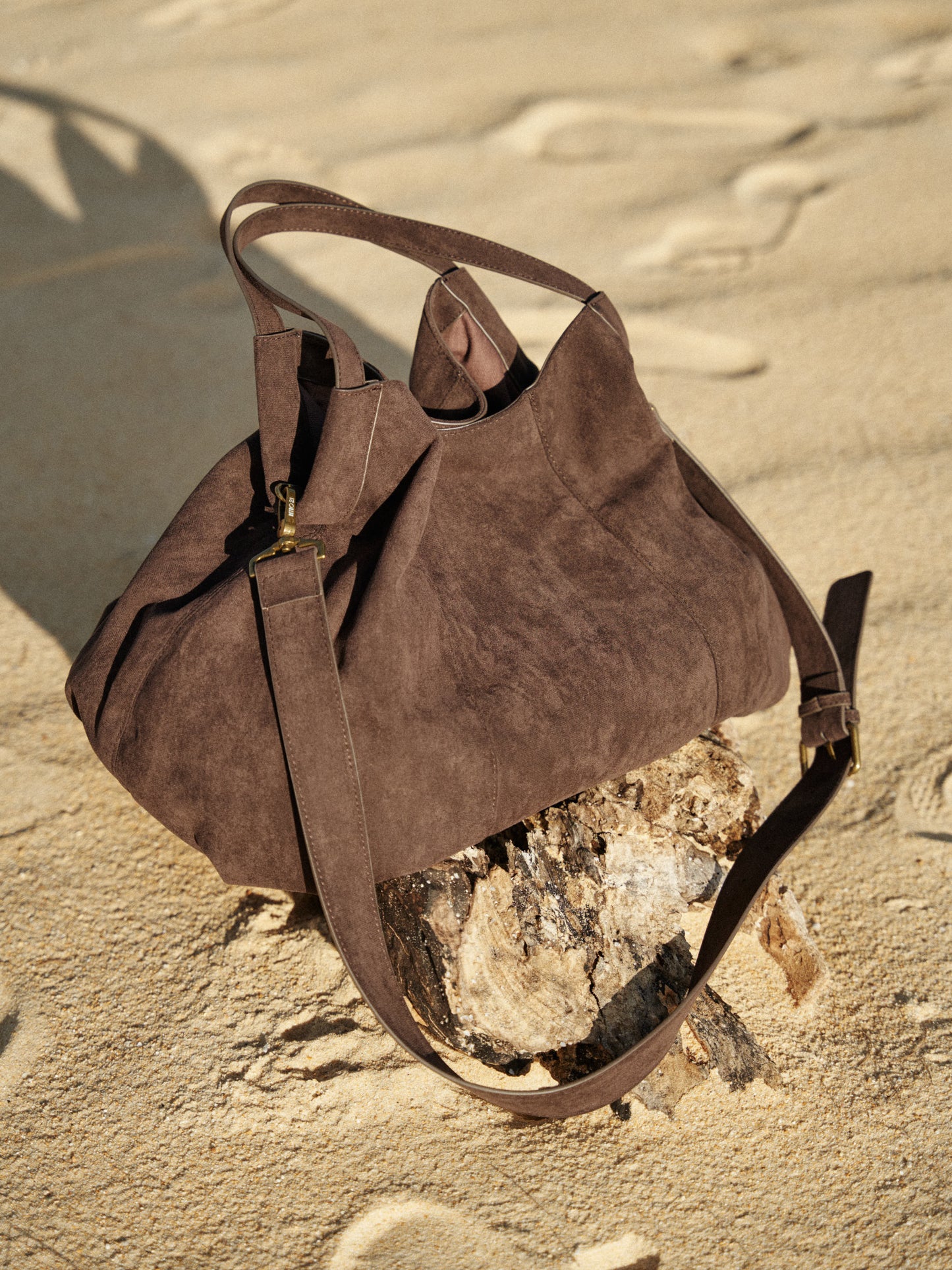 Retro21 R21 Dark brown three-dimensional pleated single-shoulder shell-shaped wandering bag, suede bag