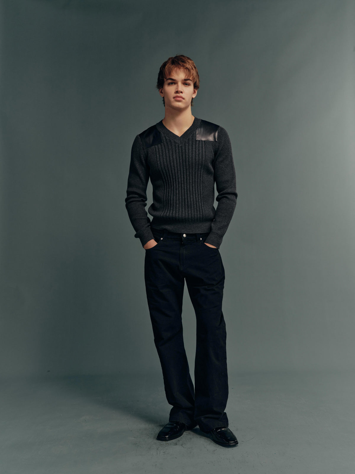 Wool-Blend Ribbed V-Neck Slim-Fit Sweatshirt in Dark Heather Grey with Calfskin Shoulder Panels