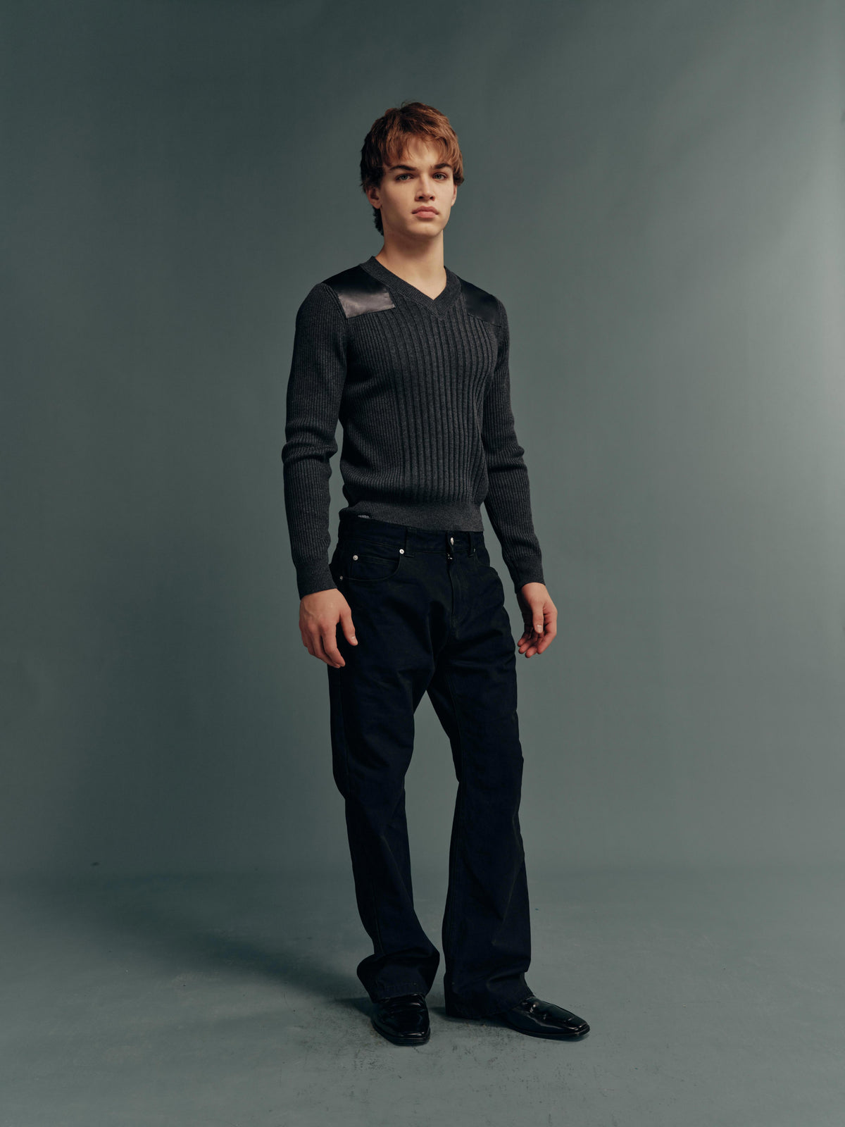 Wool-Blend Ribbed V-Neck Slim-Fit Sweatshirt in Dark Heather Grey with Calfskin Shoulder Panels