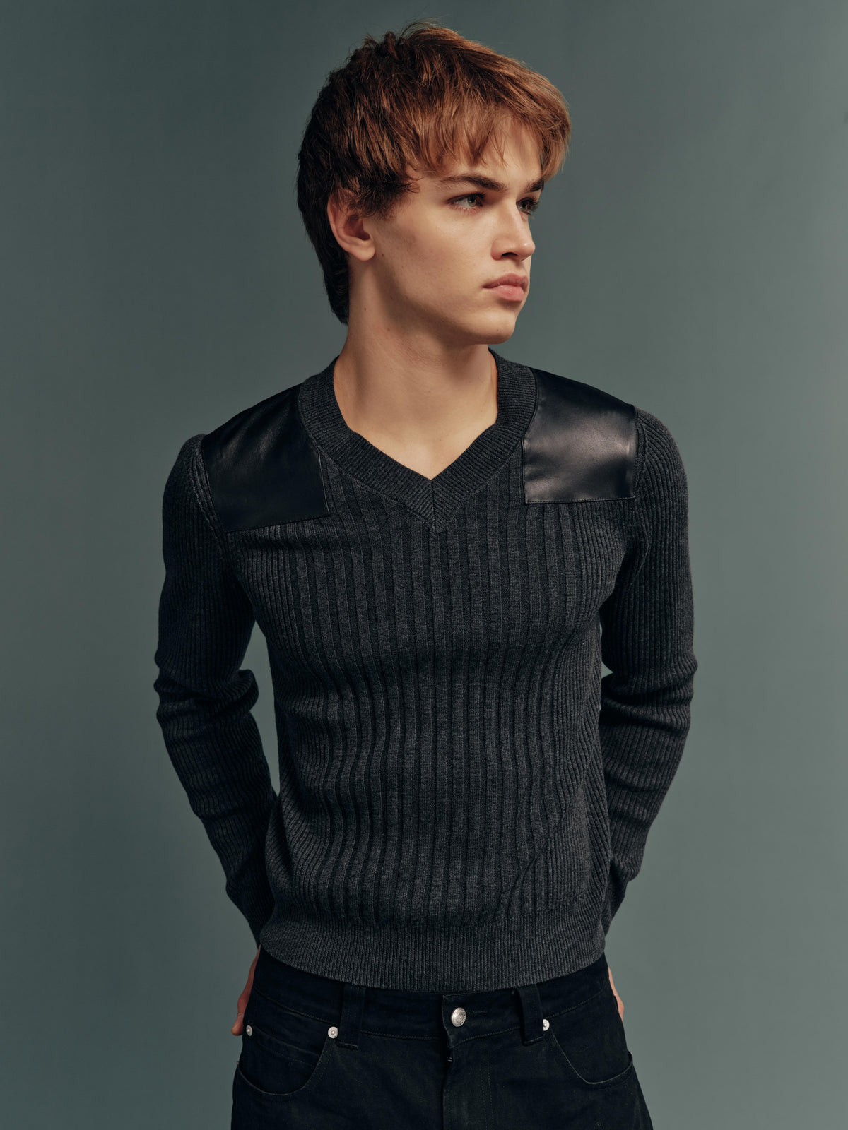 Wool-Blend Ribbed V-Neck Slim-Fit Sweatshirt in Dark Heather Grey with Calfskin Shoulder Panels
