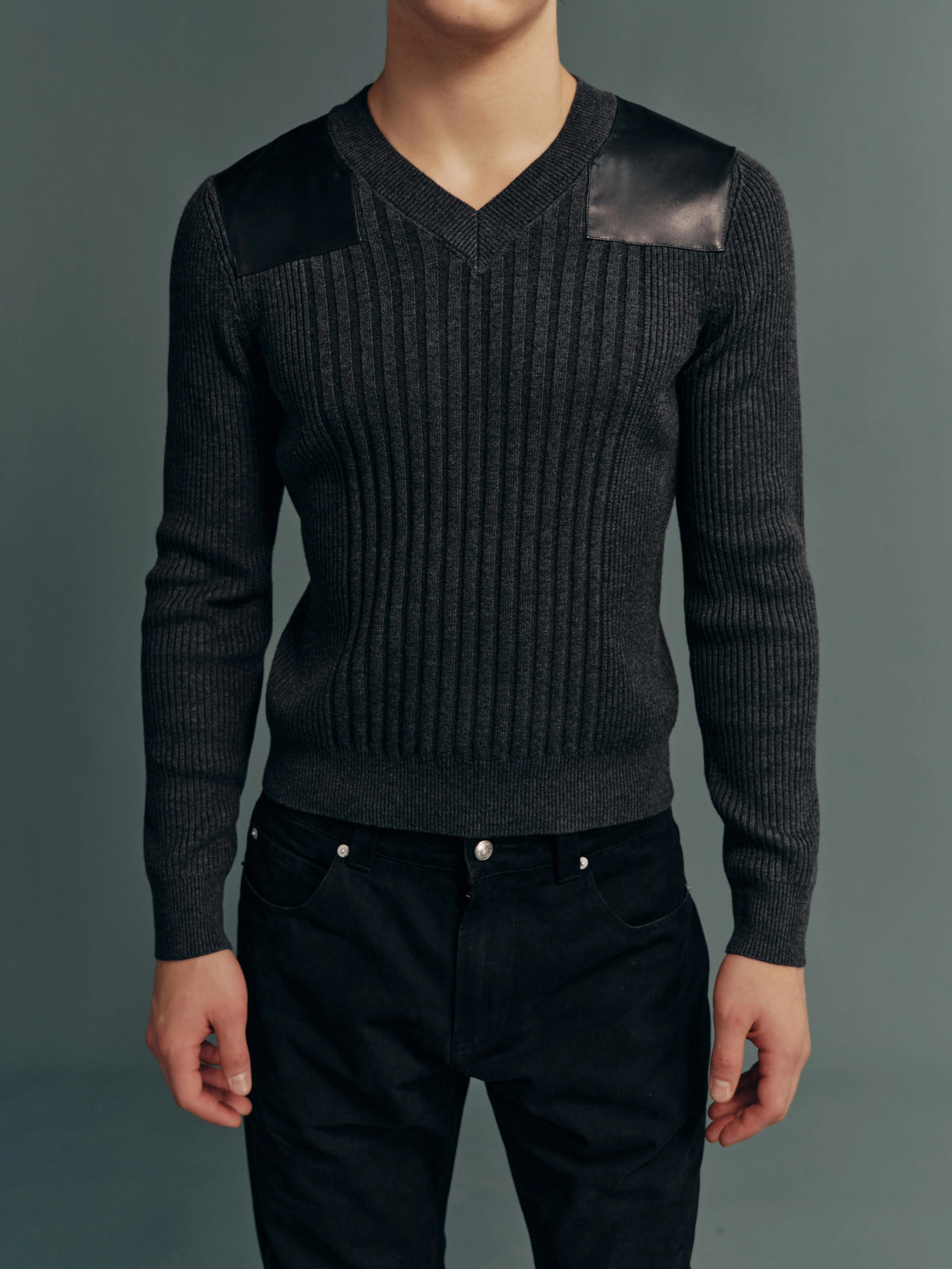 Wool-Blend Ribbed V-Neck Slim-Fit Sweatshirt in Dark Heather Grey with Calfskin Shoulder Panels