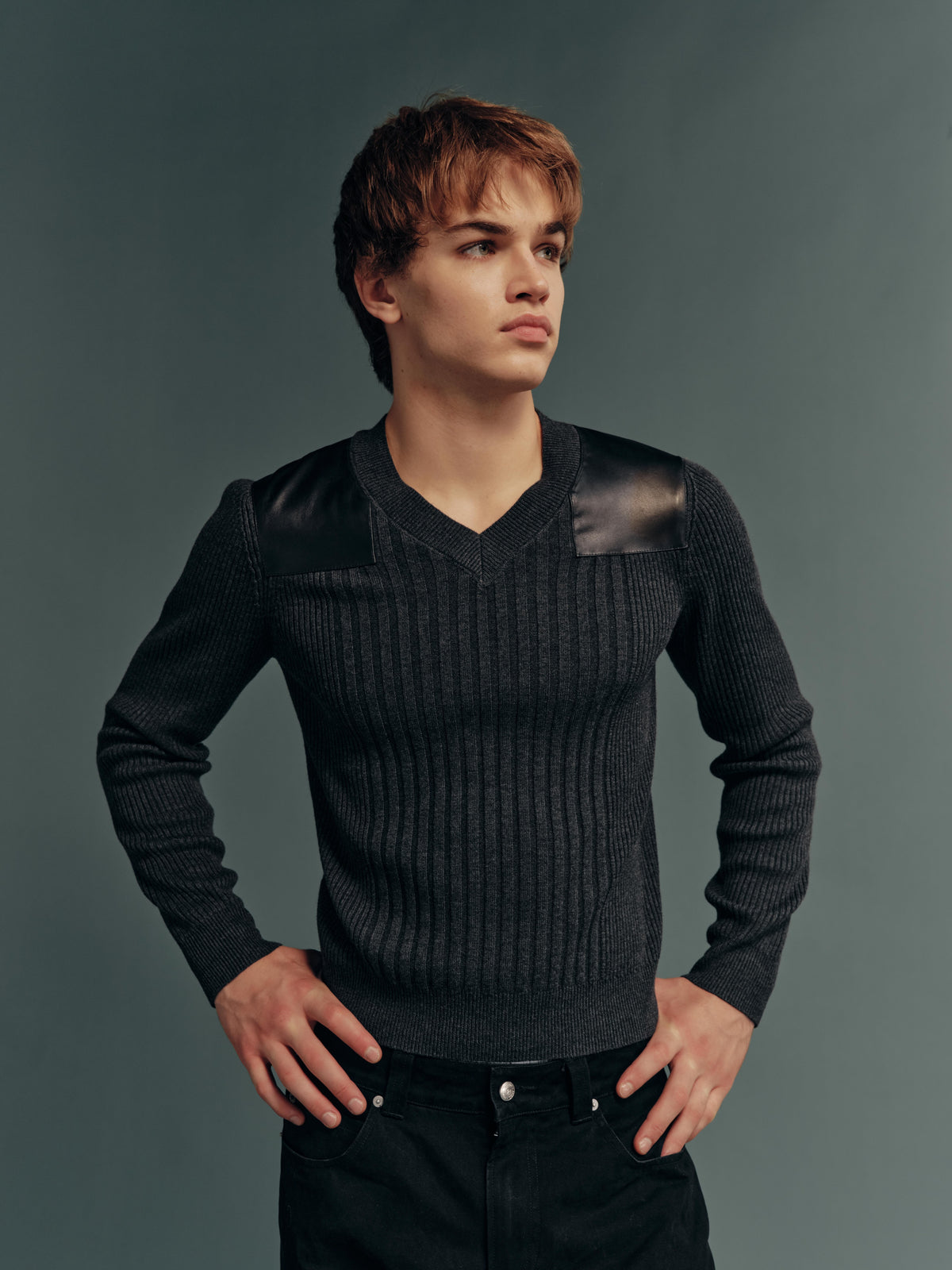 Wool-Blend Ribbed V-Neck Slim-Fit Sweatshirt in Dark Heather Grey with Calfskin Shoulder Panels